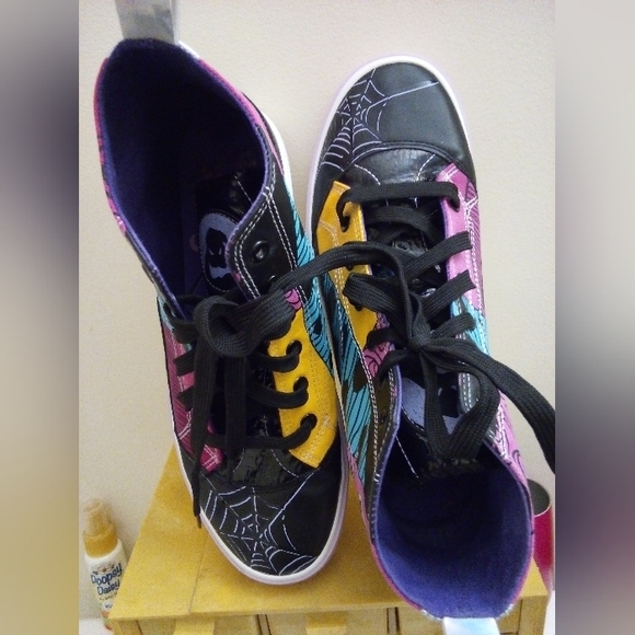 Colorful  High-Top Sneakers - Picture 6 of 9